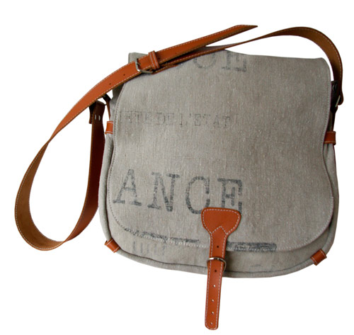 Goodies-upcycling-toile-postale_besace-cuir_Extramuros